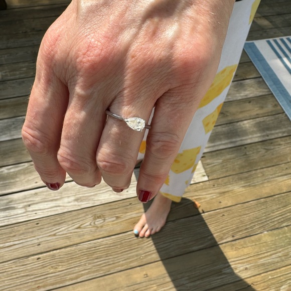 East West Trellis 1.08 carat simulated diamond ring. Size 9 - Picture 7 of 13